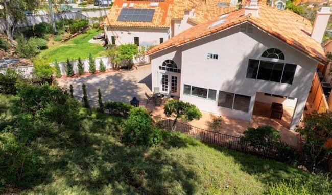 Building Photo - Beautiful 4Br/2.5Ba Home With Private Yard In Shadowridge!!