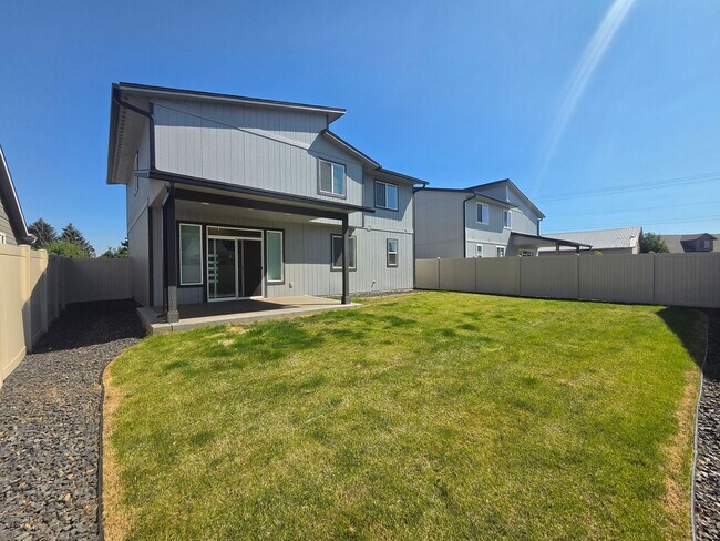Building Photo - $2,500 - 4 Bed / 2.5 Stunning Home in Five Mile Prairie Neighborhood