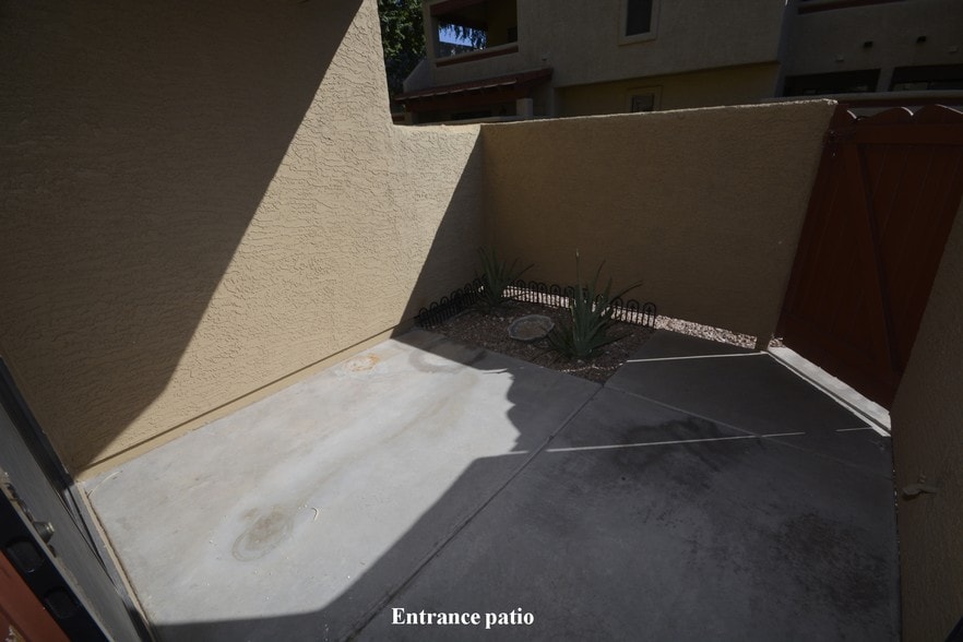 Building Photo - 850 S River Dr