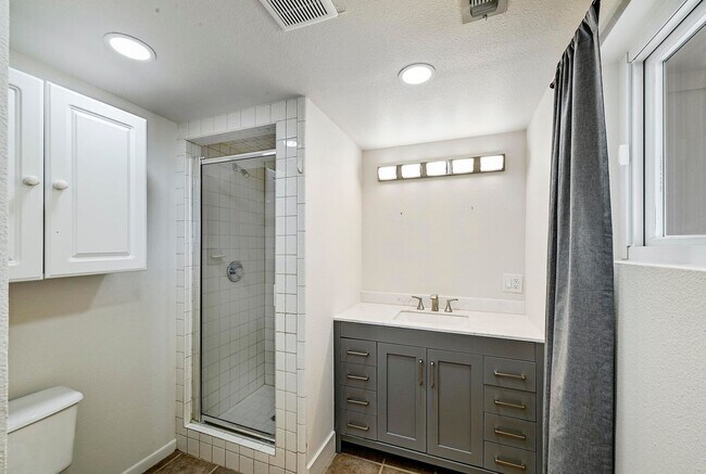 Building Photo - Lots of Space in Spicewood