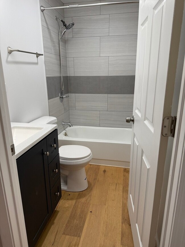 Building Photo - 380 Ivanhoe Rd