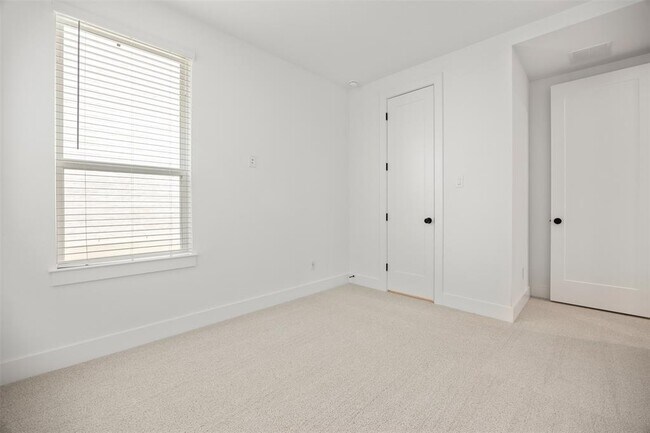 Building Photo - 128 Fox Run