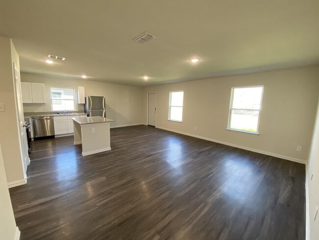 Building Photo - 104 Holiday Dr