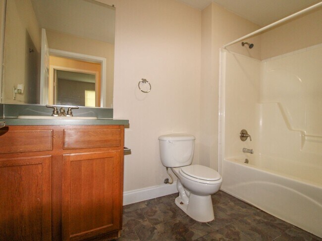 Building Photo - Charming 3BR/2BA Duplex Close to Shopping & Schools