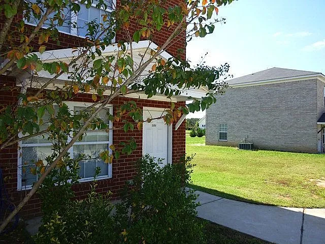 Building Photo - 640 Clover Ave