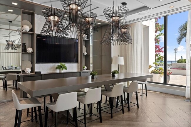 Building Photo - 301 1st St S