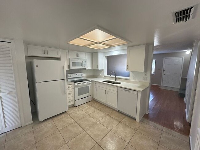 Building Photo - GREAT 2/2.5 Townhome Near UCF! Available Now!