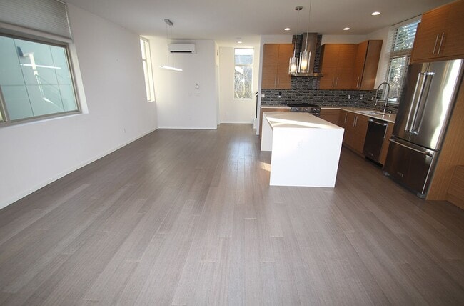 Building Photo - LUXURY BALLARD TOWNHOME W HIGH END FINISHE...