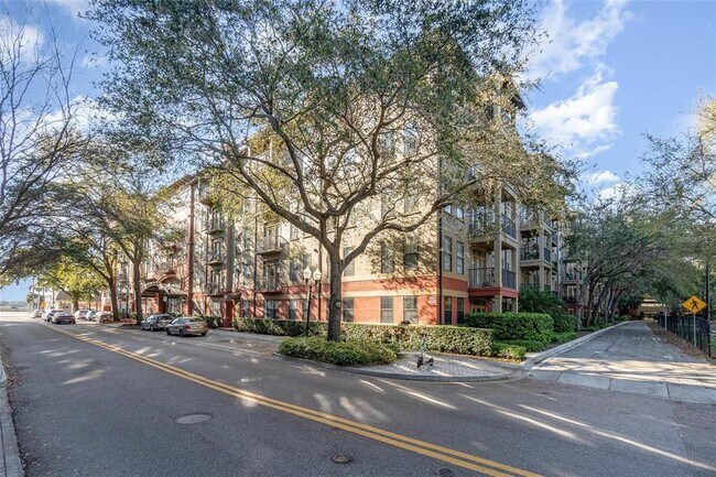 Building Photo - 911 N Orange Ave