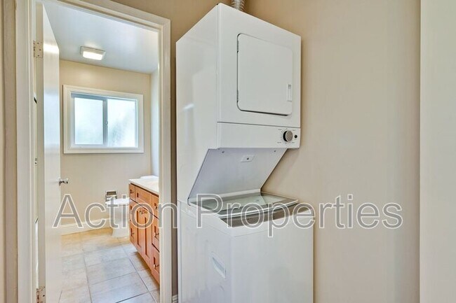 Building Photo - 4545 Moorpark Ave
