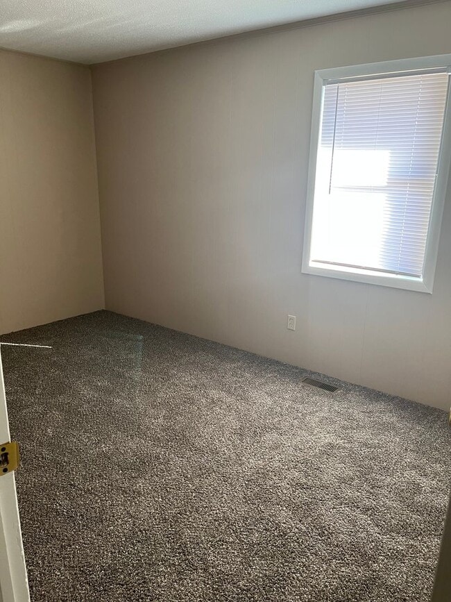 Building Photo - 105 S 1st St