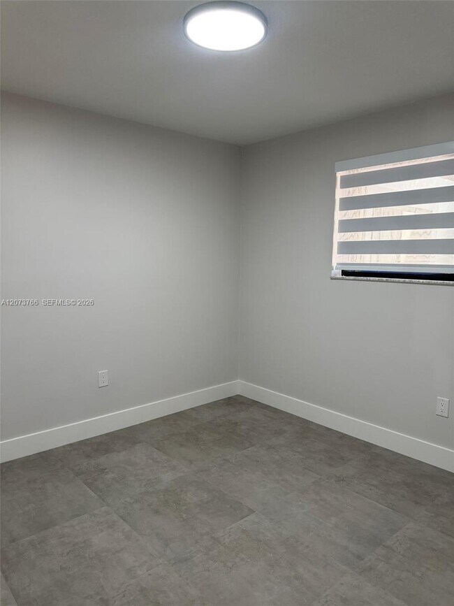 Building Photo - 1360 W 41st St