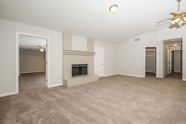 Building Photo - 2730 Bear Springs Dr
