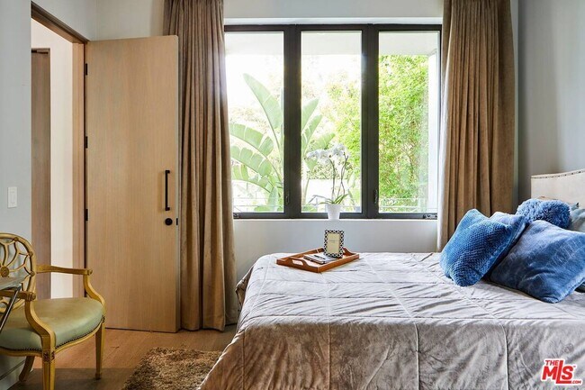 Building Photo - 1724 N Sierra Bonita Ave