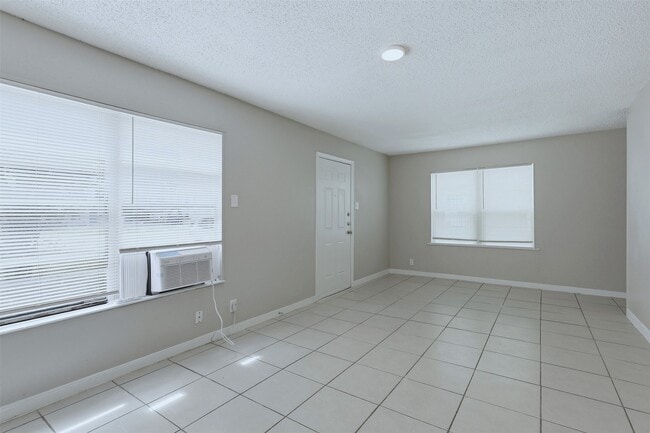 Building Photo - 1228 5th Ave N