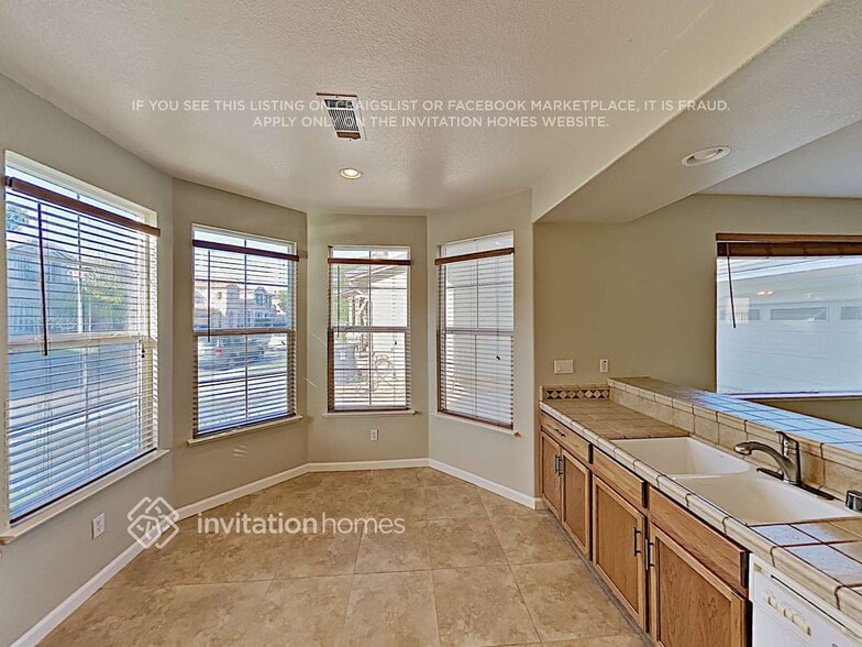 Building Photo - 2405 White Dr
