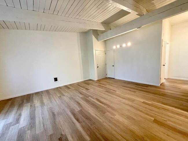 Building Photo - DESIRABLE MILLWOOD NEIGHBORHOOD ON TREE LI...