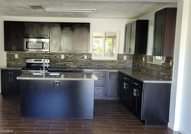 Primary Photo - 3 br, 2 bath House - 322 N 68th Way