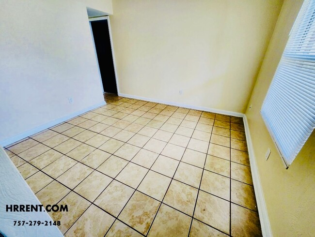 Building Photo - Amazing 6 Bedroom 3 Bathroom Two Story Hom...