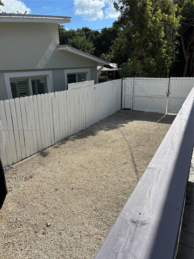 Building Photo - 124 S Bay Harbor Dr