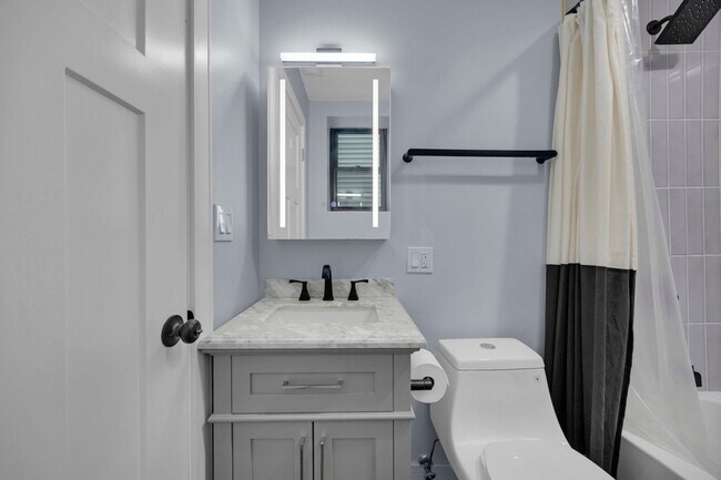 Building Photo - 2046 W Moffat St