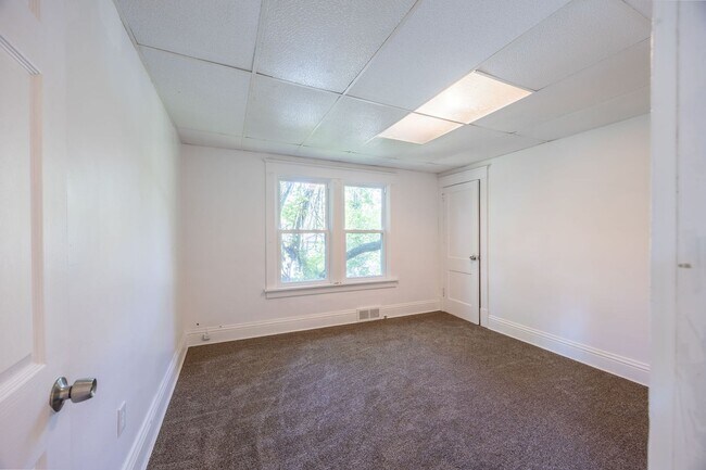 Building Photo - Renovated Large 4 Bedroom House in McKeesp...