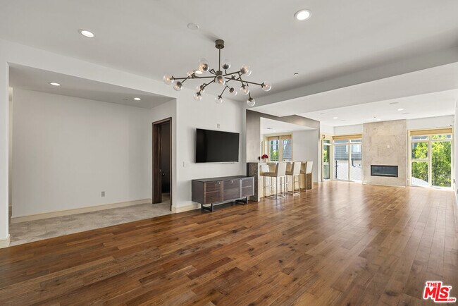 Building Photo - 447 N Doheny Dr