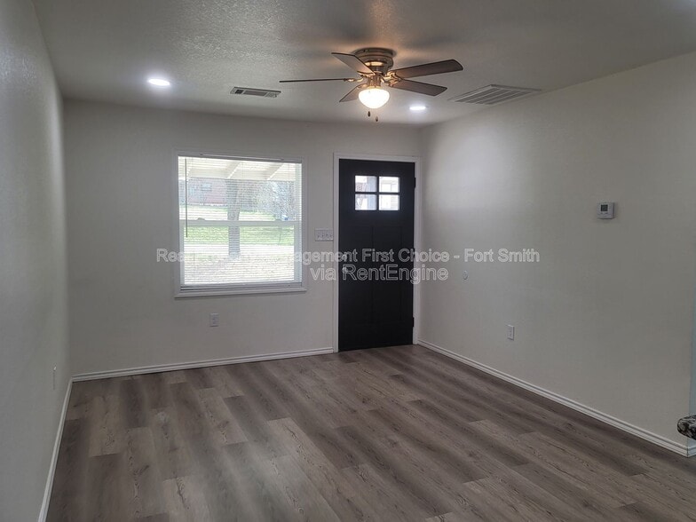 Building Photo - 407 Hemlock St