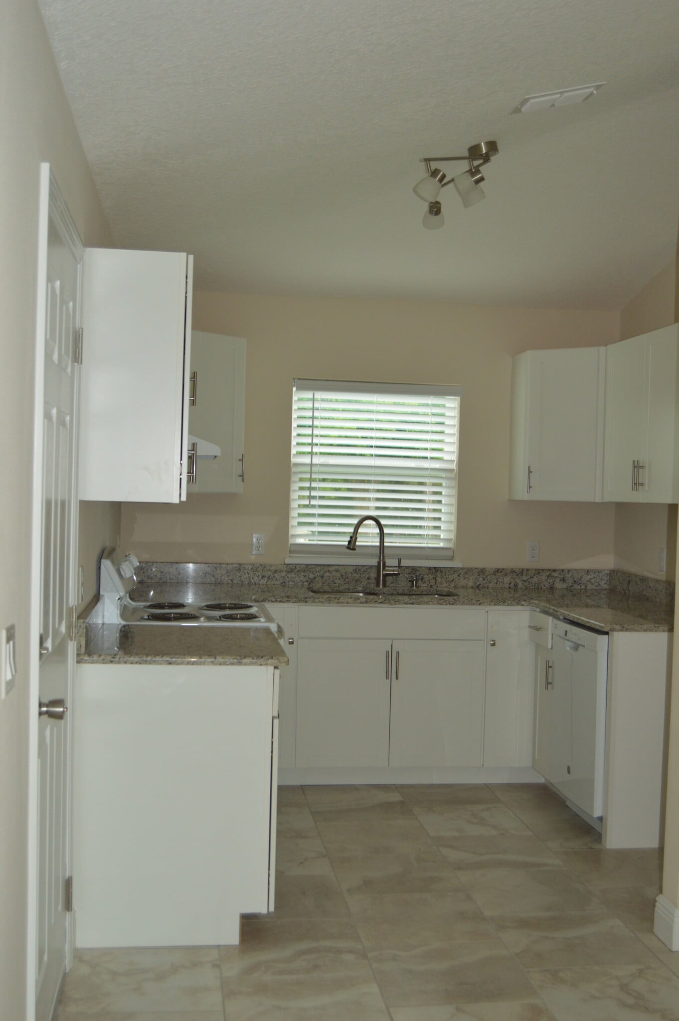 Kitchen - 810 E Gottsche Ave