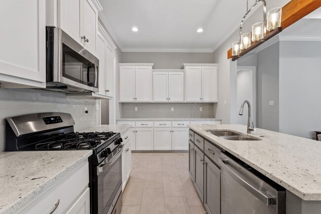 Building Photo - 904 Treasure Ln