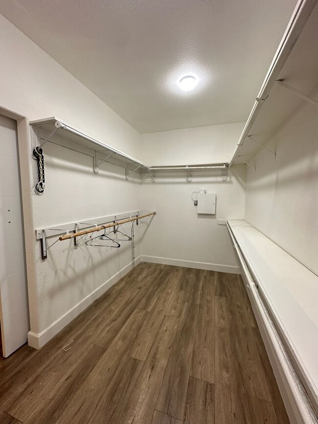 Building Photo - 5701 W Country Ave