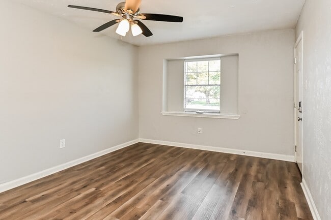 Building Photo - 7421 Plover Cir