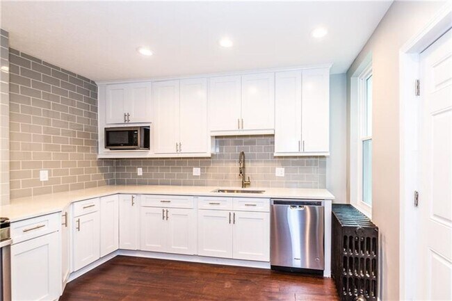 Building Photo - Beautiful 2 bed, 2.5 bath luxury home in S...