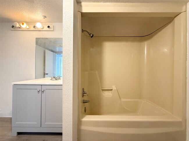 Building Photo - 2822 S Bartell Dr