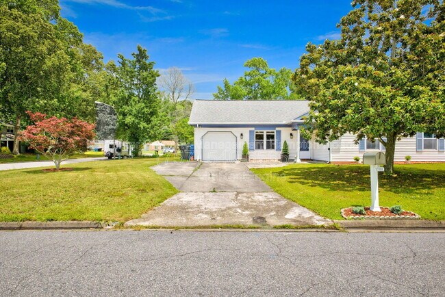 Building Photo - 1700 Star Lake Dr