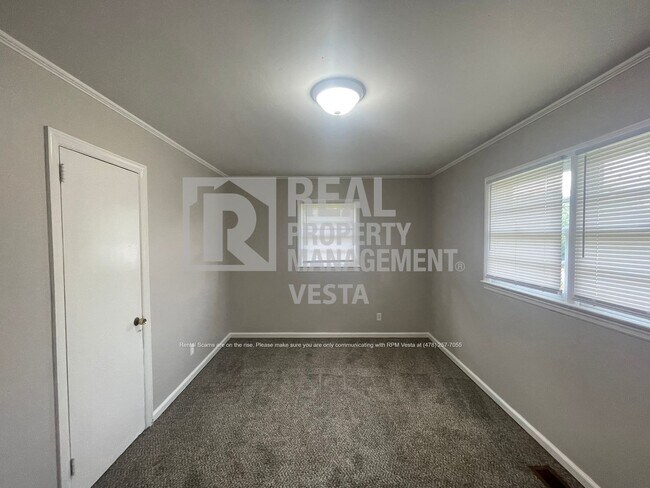 Building Photo - 3129 Stratford Dr