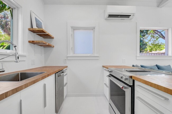 Building Photo - 220 S L St