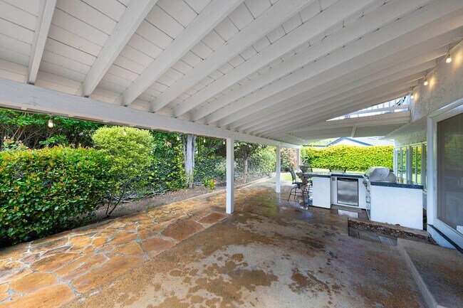 Building Photo - Charming Corner Lot Home on Oversized 10,000 Sq Ft Lot