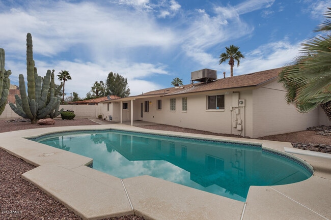 Building Photo - 610 E Malibu Dr