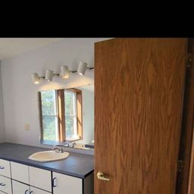Building Photo - More Space than you can dream of! 5bed 2 b...
