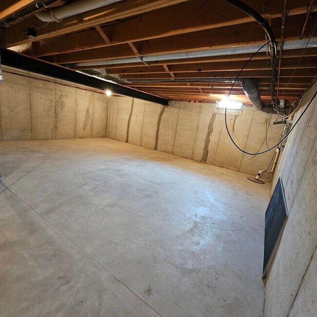 Building Photo - 3 Bedroom, 2.5 Bath Condo, Kitchen with St...