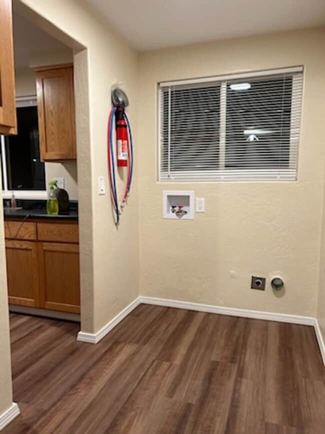 Building Photo - 2bed 1.5 bath Duplex