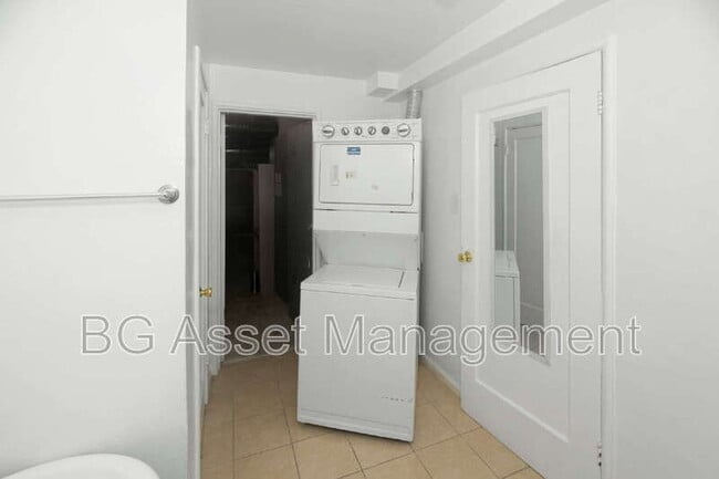 Building Photo - 3027 Yolo Ave