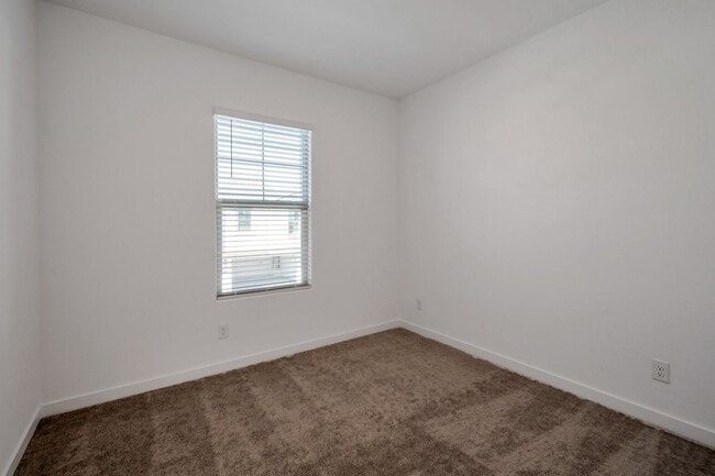 Building Photo - Like Brand New Luxurious Modern 3 Bedroom ...