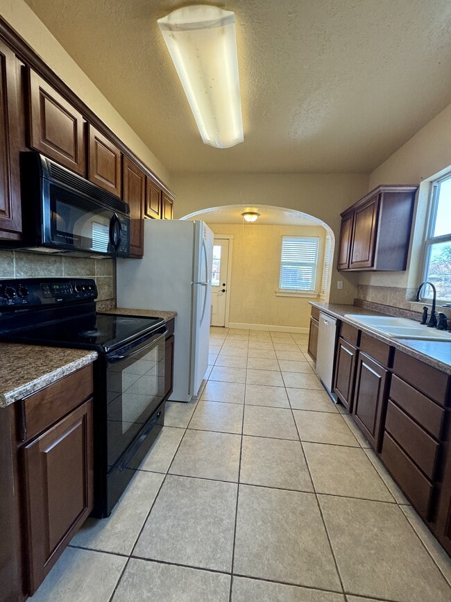 Building Photo - 560 E 6th N