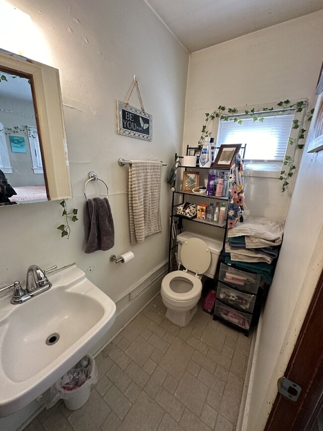 Building Photo - 1 Bed 1 Bath single family home near UWEC Available June 1st! Fenced in yard!