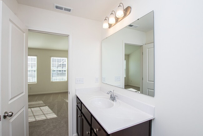 Building Photo - BEAUTIFUL 2 Bedroom Townhome in Midland - ...