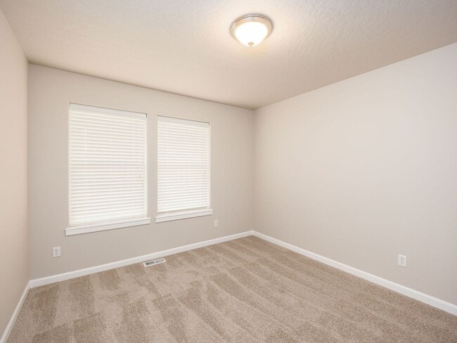 Building Photo - Charming River District Rancher | Double Vanity Suite | Walk to Orchard Park