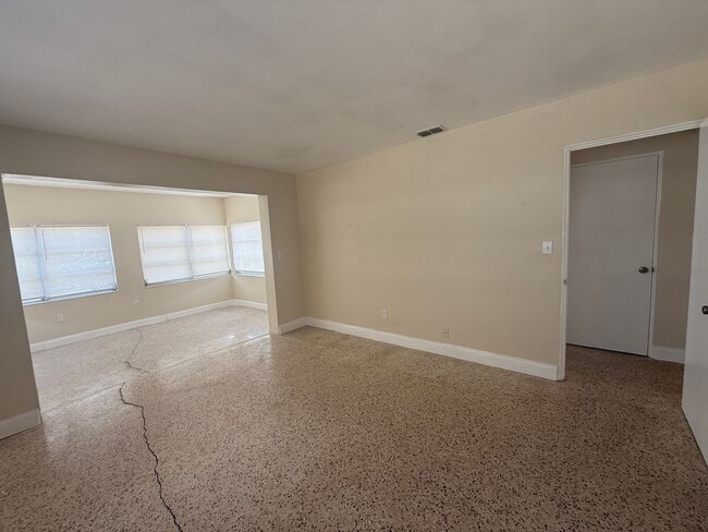 Building Photo - Tyrone single family home 2/1