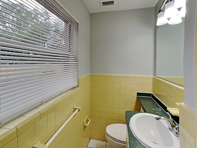 Building Photo - Updated 3 Bed, 2 Bath Home with Fenced Yard & Sunroom in Jacksonville, FL